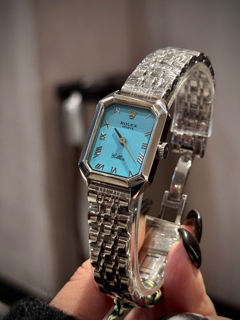 RW76  Women's low-key luxury small square watch