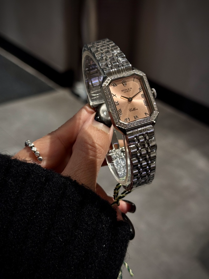 RW76  Women's low-key luxury small square watch