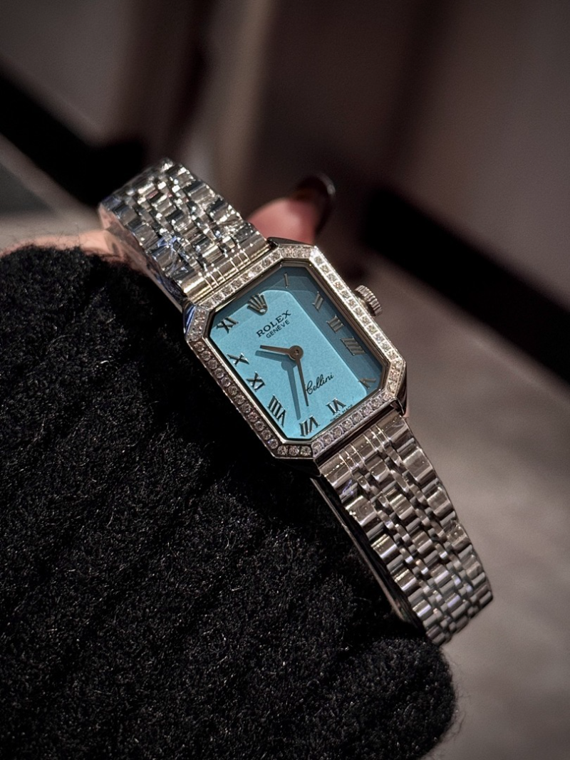 RW76  Women's low-key luxury small square watch