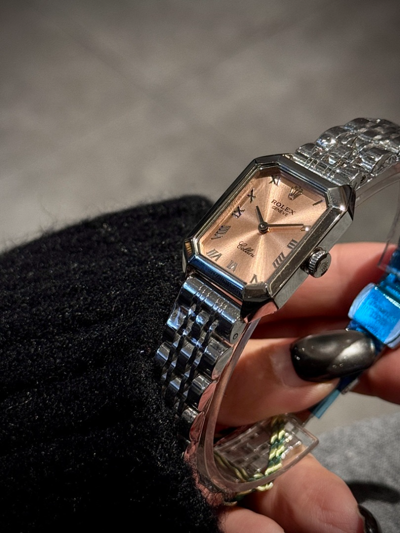 RW76  Women's low-key luxury small square watch