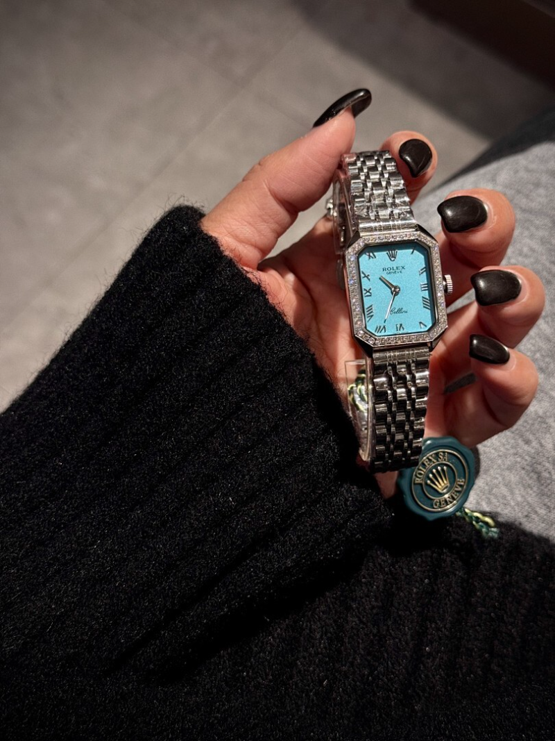 RW76  Women's low-key luxury small square watch