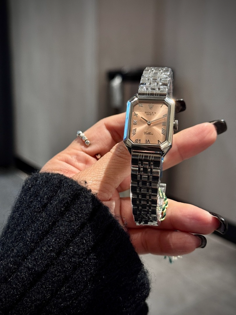 RW76  Women's low-key luxury small square watch