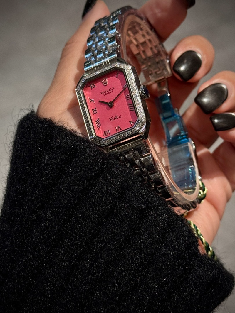 RW76  Women's low-key luxury small square watch