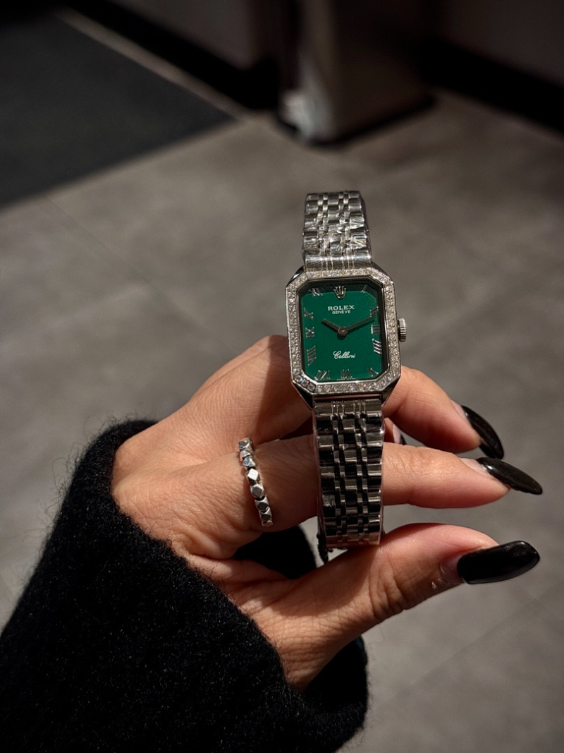 RW76  Women's low-key luxury small square watch