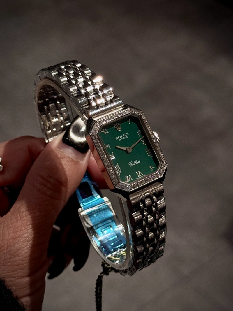 RW76  Women's low-key luxury small square watch